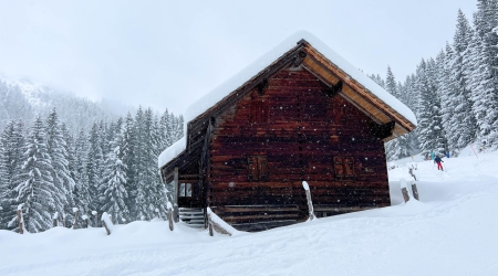 Veel sneeuw op een hut